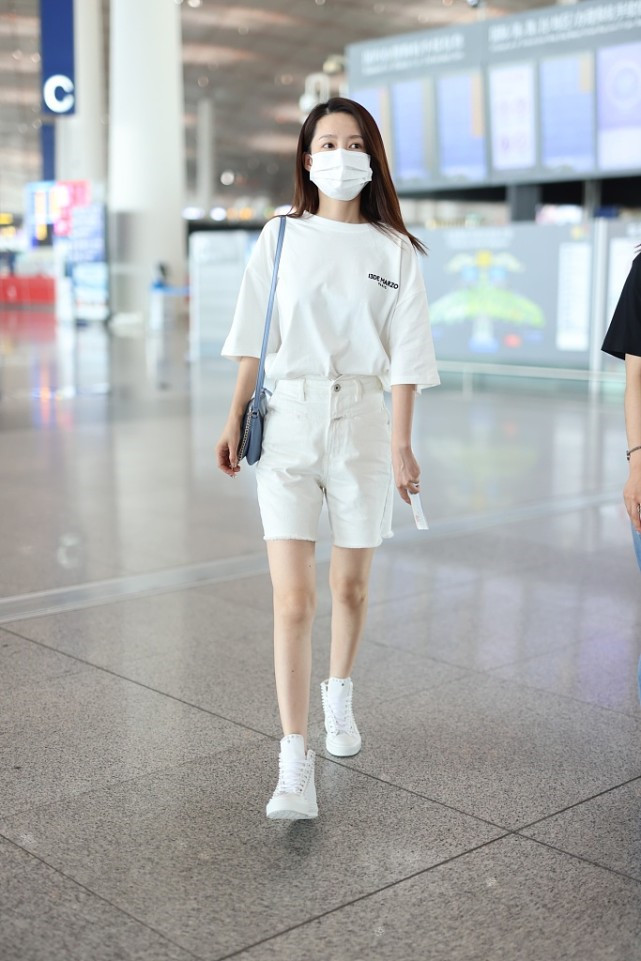 李沁|李沁真好看，白色T恤搭白色短裤，这么简简单单穿多美啊！