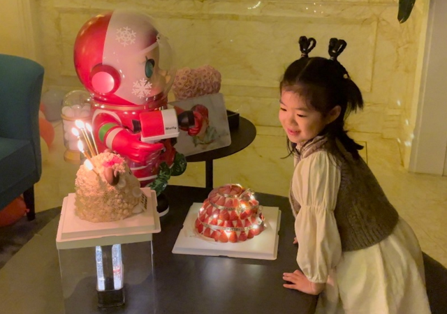 章子怡|章子怡晒全家福为女儿庆生！醒醒心形丸子头好可爱，小儿子脸上肉嘟嘟