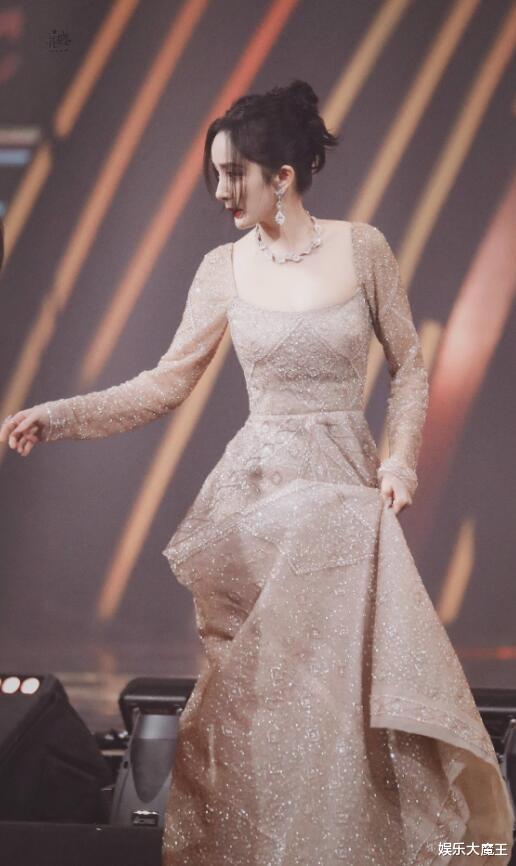 杨幂|邓超再晒杨幂直拍赞其360度无死角，围杨幂转了一圈，幂幂身材绝了