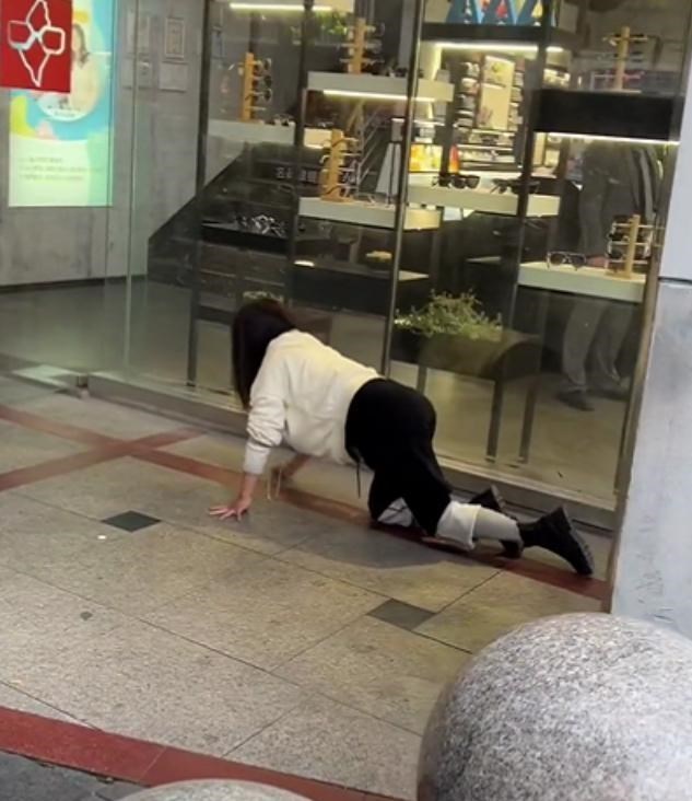 苏州一女子连续多日在街头爬行,知情人:和同事打赌,爬完赚2000