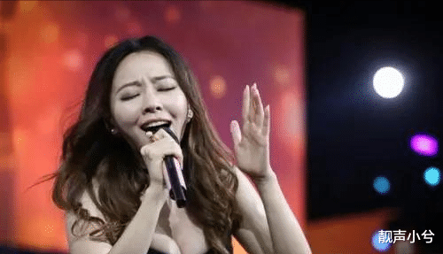 张靓颖|有一次，张靓颖去重庆开演唱会，“地头蛇”文强大哥请她吃饭