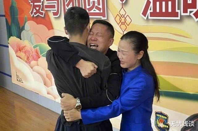 赵薇|“赵薇儿子”14年后终于被找到了，却选择养父母，拉黑亲生父母