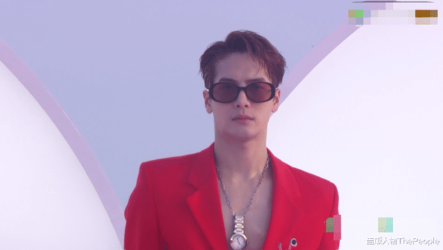 鞠婧祎|轻则受冻、重则进医院，为了走红毯，明星们都“卷”成啥样了？