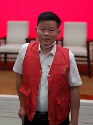 长江日报 这位武汉人受邀参加中外记者见面会