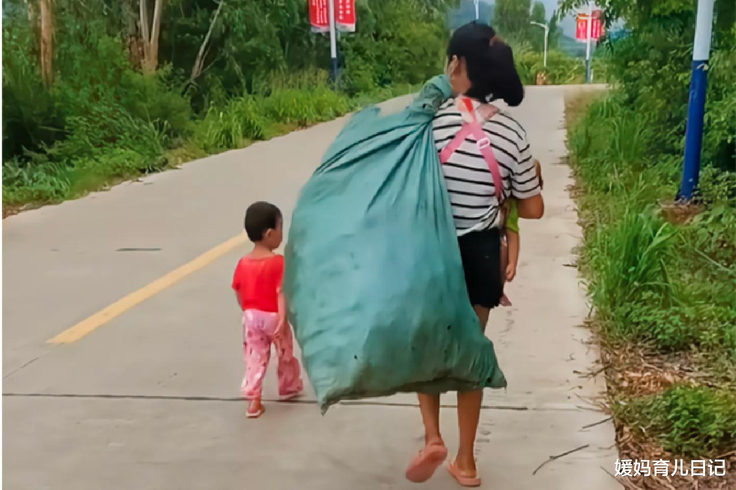 媛妈育儿日记|24岁二胎妈妈烈日下捡垃圾，抱一个拉一个，哀其不幸却也怒其不争