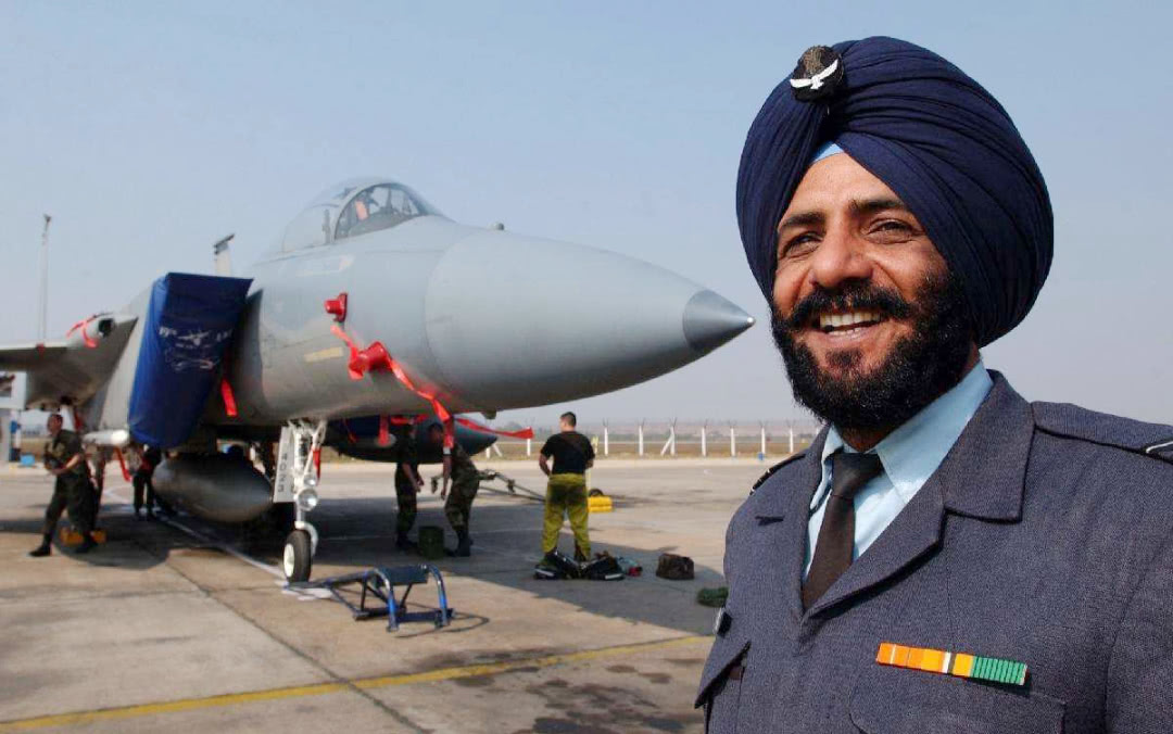 飞行员|巴方航展陈列枭龙战机，印飞行员跑来亲自观摩，看完后脸色铁青