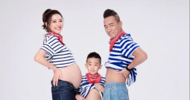 陈小春|53岁陈小春近照曝光，满脸胡茬显老态没人认出，和老婆像两代人