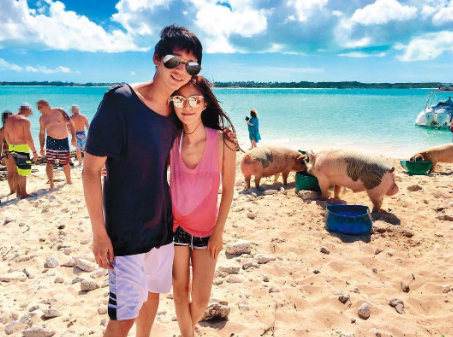 杜淳|50岁歌手信疑曝新恋情，和妙龄女手牵手回家过夜，一路紧贴不避嫌