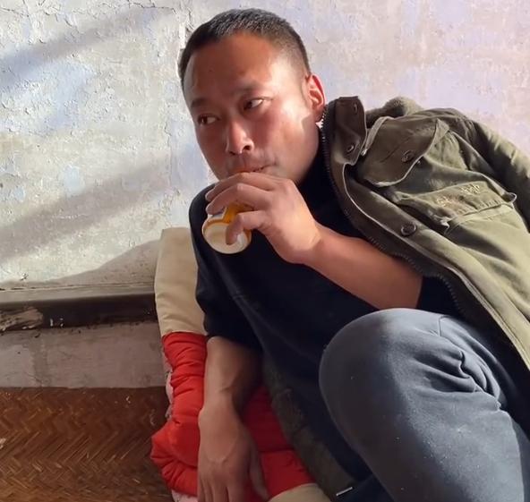 |张同学粉丝量直逼900万，视频中在线征婚，透露单身原因太现实