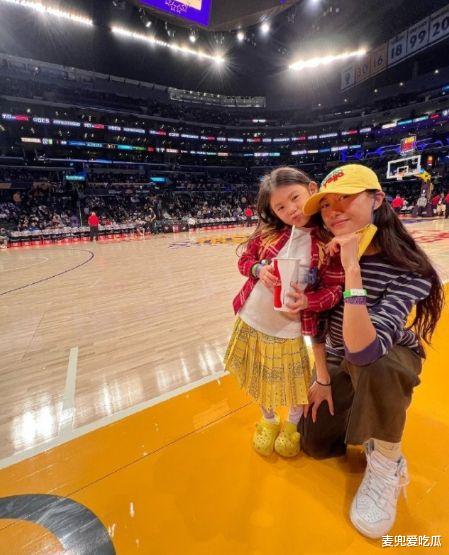 陈冠希|陈冠希一家看球赛？素颜状态暴露真实颜值，网友：越来越像赵本山