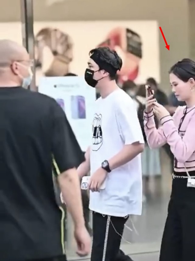 王思聪|王思聪陪堂妹逛街，全程呵护备至，两人五官相似，一身名牌超奢华