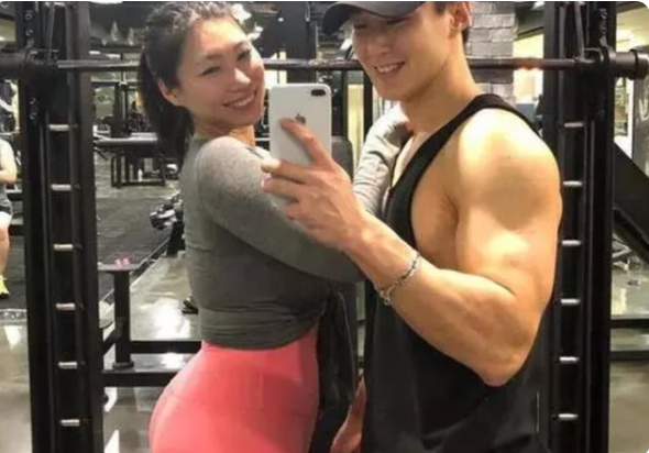 |42岁老阿姨被25岁鲜肉男友倒追，看完照片理解了，让人羡慕的爱情