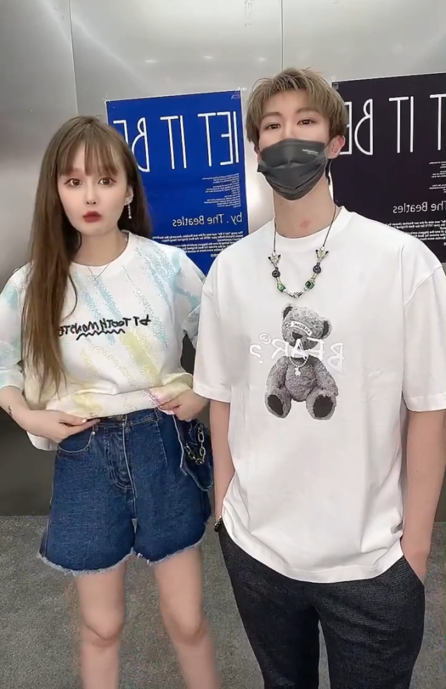 赵本山|赵本山女儿球球和男友出镜秀恩爱,男方脖子上吻痕抢镜