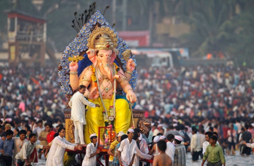印度男孩因長相神似“象頭”走紅，被奉為神靈轉世，父母都要跪拜-圖6