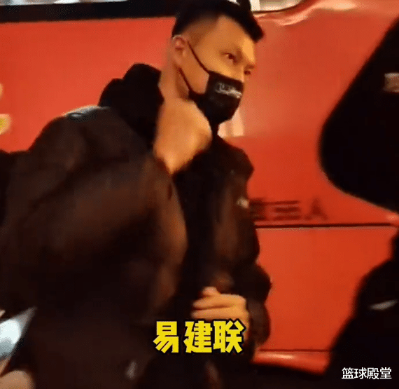 拜仁慕尼黑|广东入住酒店！阿联带头报到，全队疲累不堪，赵睿冷的直冲大堂