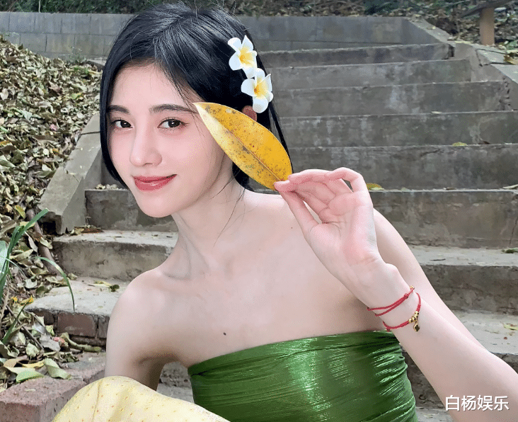 鞠婧祎|鞠婧祎晒游客照，真实身高再次成焦点，我却被她身材惊艳到了