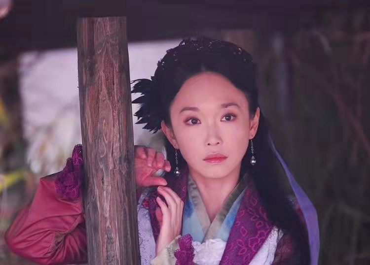 范文芳|50岁范文芳晒与儿子亲密合影！穿短裙秀白细长腿，皮肤紧致似少女