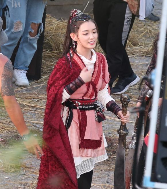 蒋依依|蒋依依古装戏片场被抓拍！离开10级滤镜PS20岁颜值太真实？