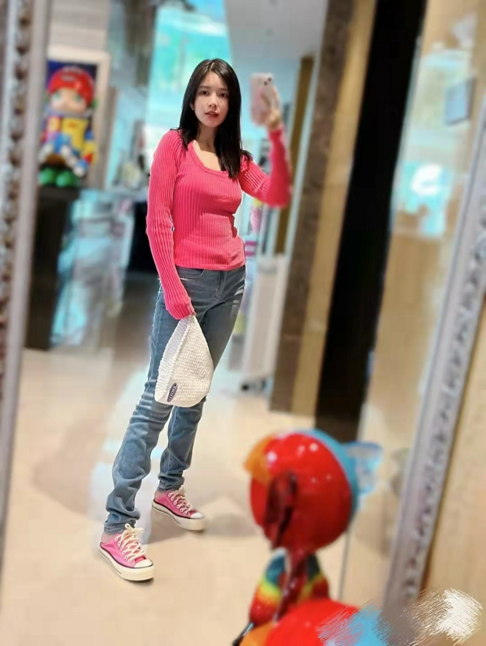 早晚时尚 杜淳老婆王灿晒日常美照，身材这么好还被吐槽，玫粉色真心不好穿