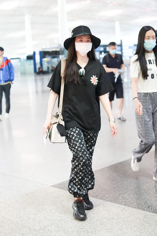 大表姐的时尚圈|张靓颖造型显憔悴，穿一万多块的慢跑裤也没活力，这样搭还显矮