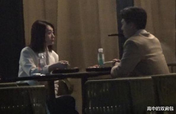 李小冉|45岁李小冉街头录视频！裙摆飞扬露出一截小腿，肤色白嫩十分娇俏