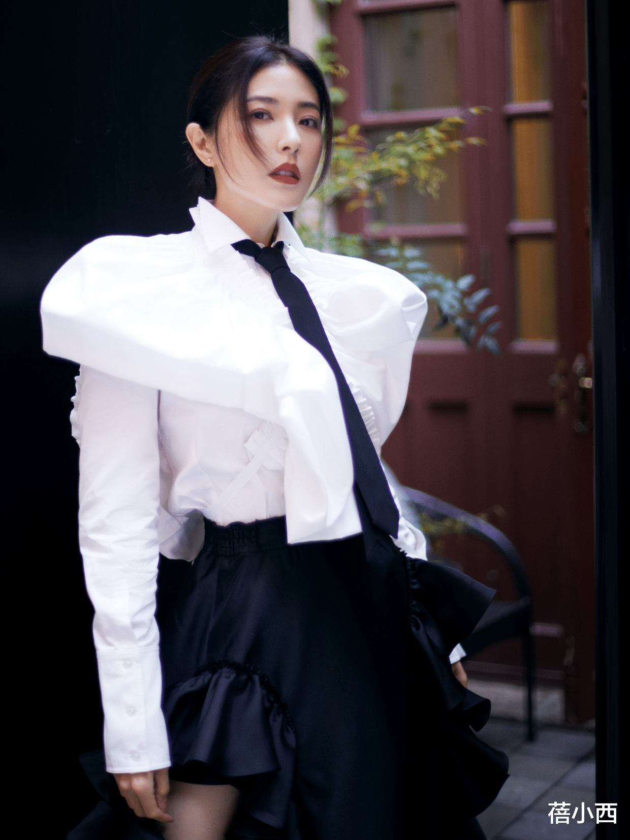 蓓小西|曾黎好身材好气质任性穿，穿白衬衫背后挖个“大洞”，却意外高级