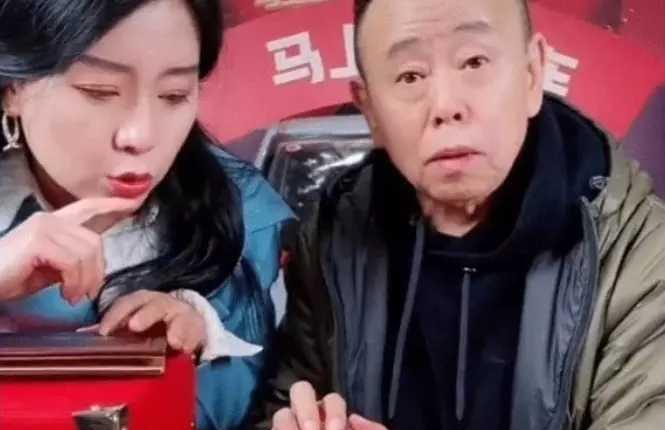 欧阳娜娜|陈亚男买2毛5巧克力被哄抢，消费者吃完被曝身体异常去医院打点滴