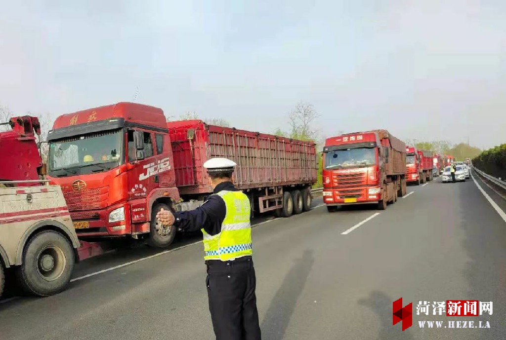 牡丹晚报 大货车高速公路故障抛锚 菏泽高速交警及时救援
