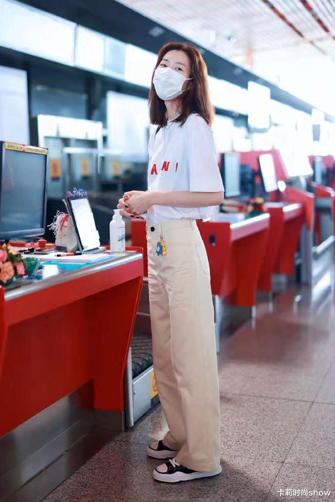 卡莉时尚show|刘雯随便穿都像开挂，白T配西装裤看似普通，却被她搭配出高级感