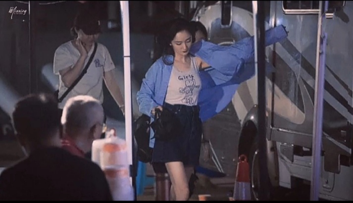 杨幂|杨幂下班路透照曝光，穿牛仔短裙秀美腿撩发风情万种