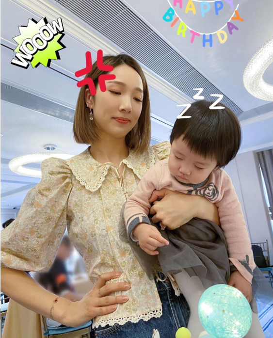 李亚男|王祖蓝晒照为女儿庆生，李亚男太高气场强，小女儿大眼睛呆萌可爱