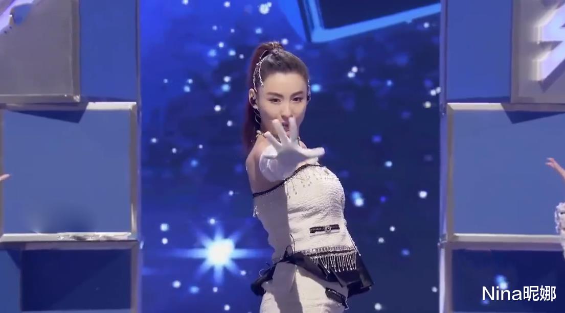 上阳赋|40岁张柏芝浪姐公演大放异彩，穿露肩装C位跳舞似众星捧月，谢霆锋真瞎了眼