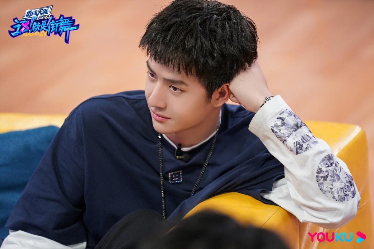 穿衣搭配|长得帅剪个寸头也好看,王一博清爽短发让人心动,穿得也像大学生