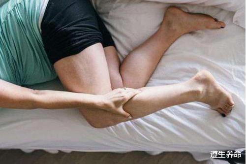 遵生养命 睡觉时突然腿抽筋，是缺钙了吗？提醒：这2个原因也别忽视！