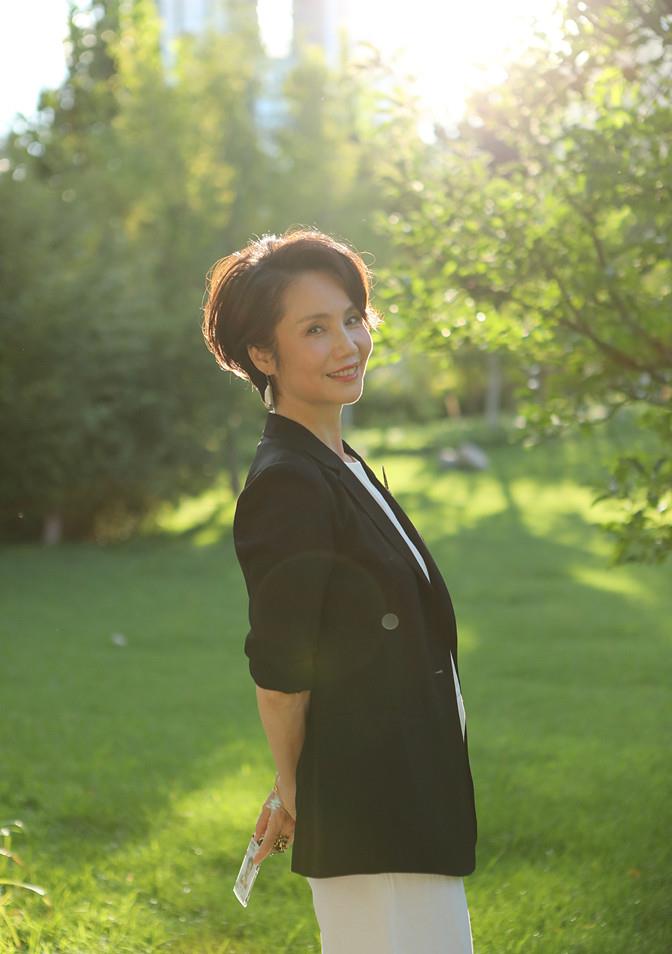 方脸妹说时尚|央视主播徐俐退休首次晒照，穿西装走猫步似女星，60岁退休太可惜