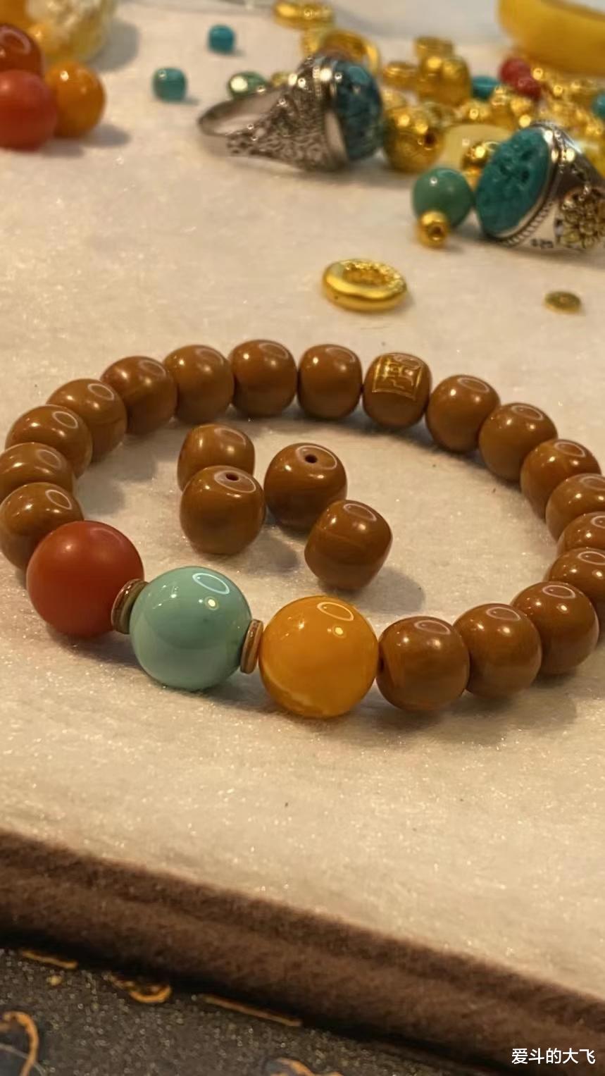 文玩|文玩手串的经典配饰：红绿灯，老玩家手中必不可少的配饰。