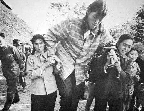  世界第一女巨人：14岁身高2米6，却在18岁猝死，为何至今没有下葬？