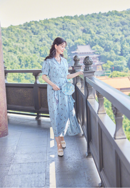 BiuFashion|“白娘子”赵雅芝游雷峰塔，身穿蓝色花裙，哪里能看出已经66岁