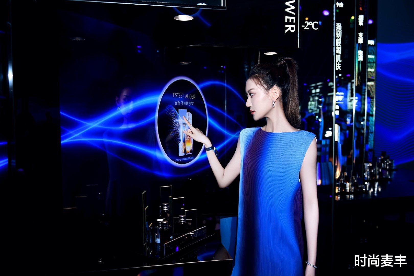 时尚麦丰|钟楚曦不当模特可惜了,蓝色光面连衣裙气质高雅,与背景融为一体