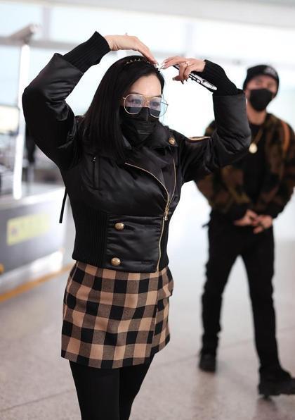 钟丽缇|50岁钟丽缇与老公机场玩亲亲，穿紧身裤大腿粗壮，张伦硕闭眼享受