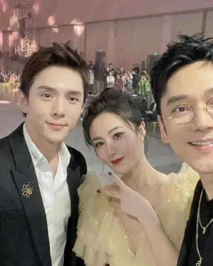 金晨|这些和薇娅合照的人也太尴尬了!