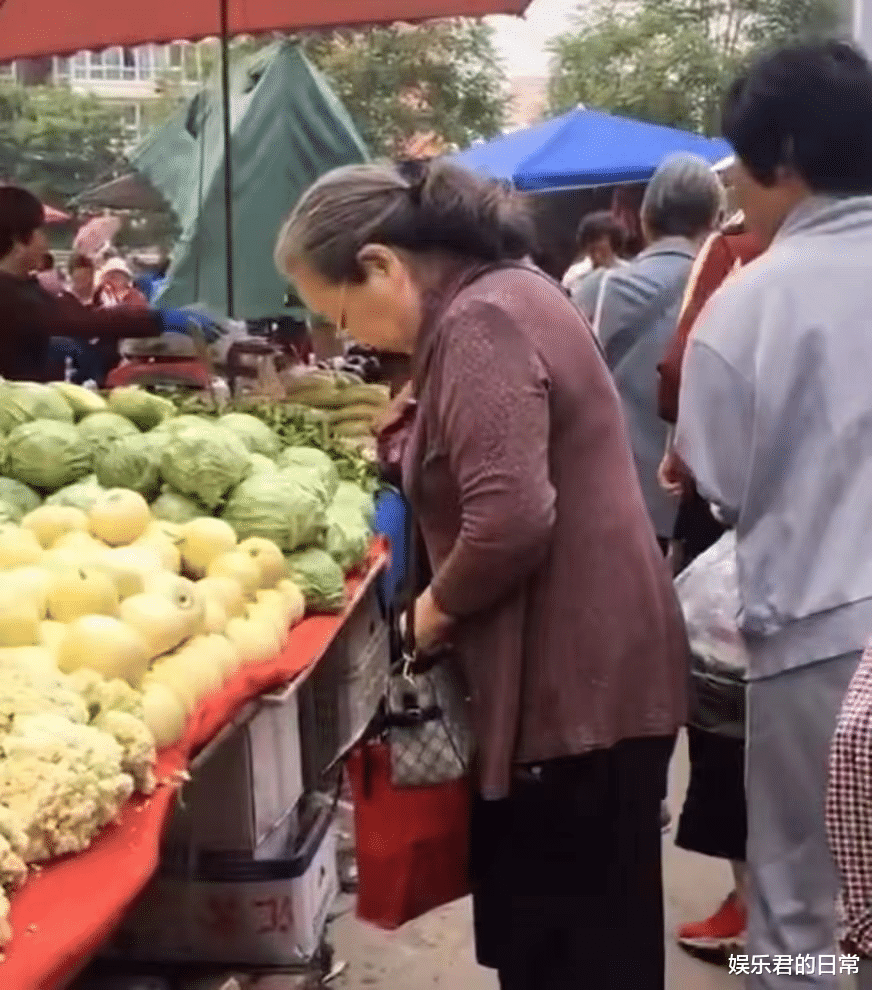 李明启|85岁李明启腿脚不便，被尼格买提贴心抱下台阶，健康状况引担忧