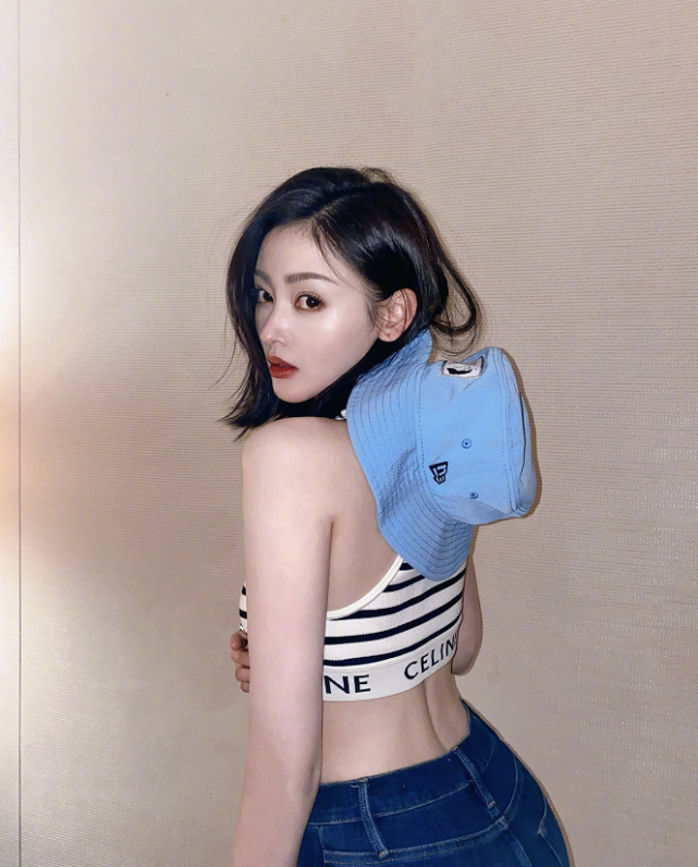 老佛爷|张天爱晒辣妹照，穿露脐吊带大秀好身材，网友：太爱宅男画风了！