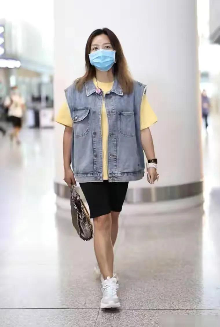 加菲猫说时尚|巩俐独自逛奢侈品牌店!小腿肌肉真发达,52岁风韵犹存,真便宜老外了