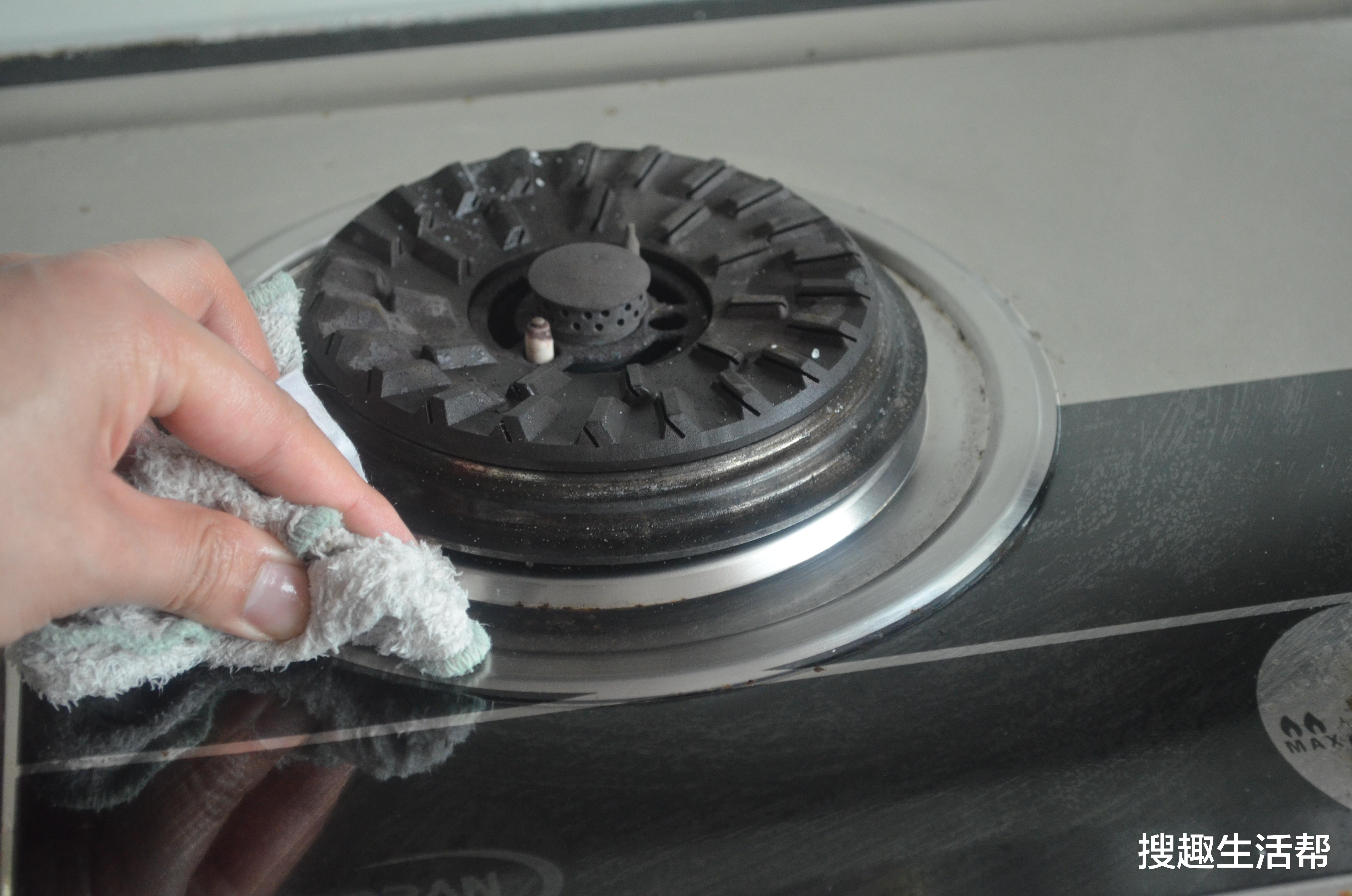 才知道，把白醋倒在燃气灶上，一年省下好几百元开销，涨知识了