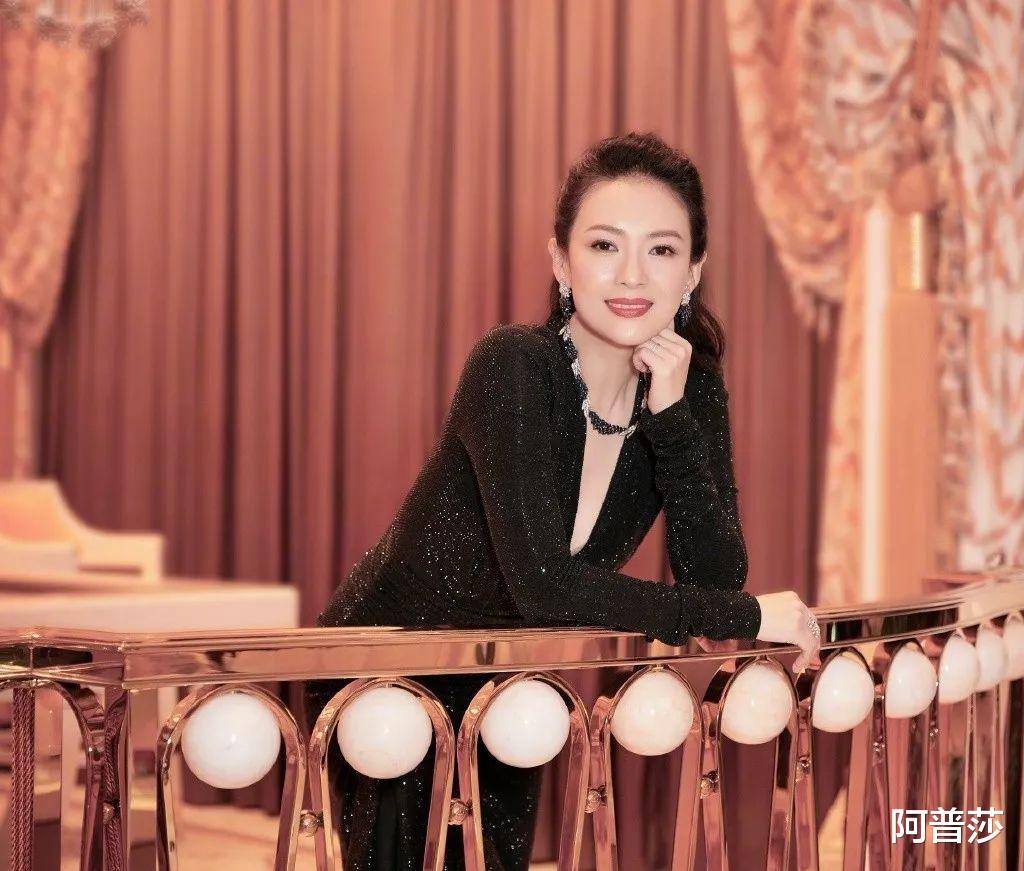 章子怡|41岁章子怡被曝再怀孕？和女儿闺蜜一起逛街，衣着宽松难遮孕肚！