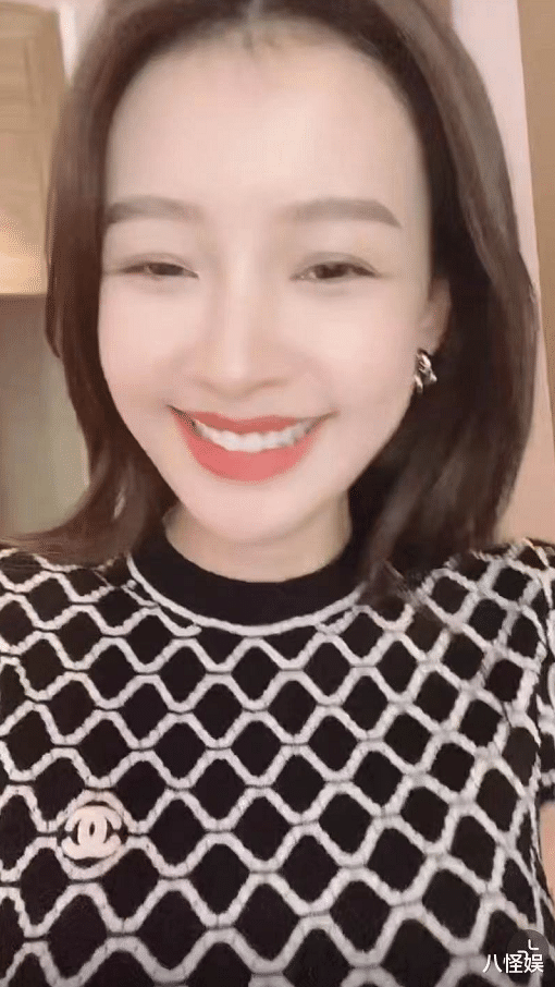 孙怡|孙怡全素颜示人，妆前妆后没差别自信怼脸拍，却被女儿大福抢风头