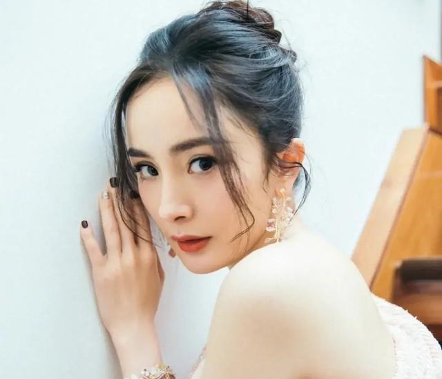 清浅微笑的我|杨幂太尴尬,打扮性感去三里屯喝奶茶,没有一个人认出她