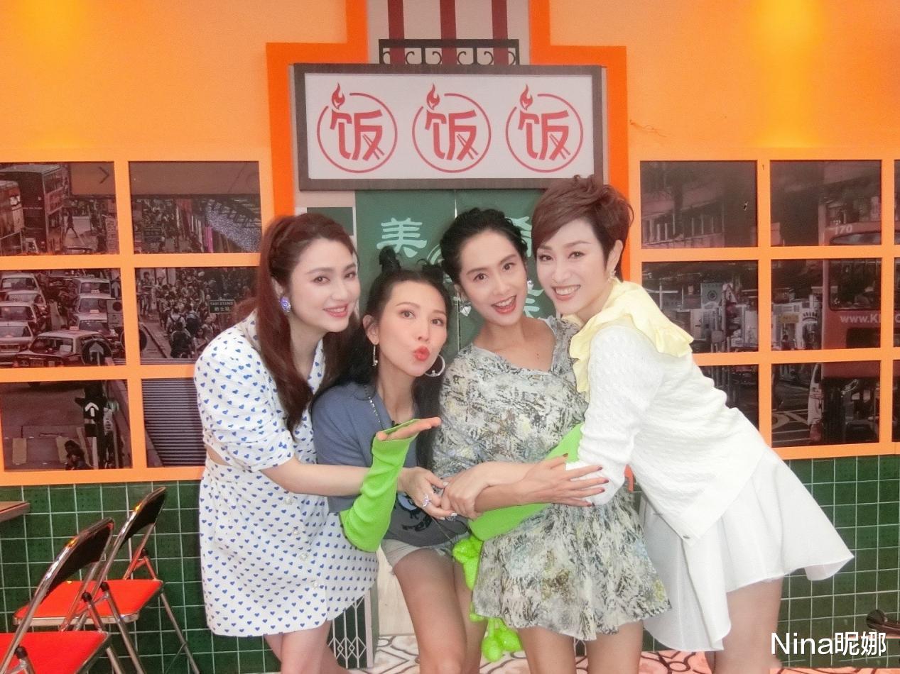 Nina昵娜 陈法蓉携闺蜜看电影！大冷天穿百褶裙配长靴，总算没浪费这好身材