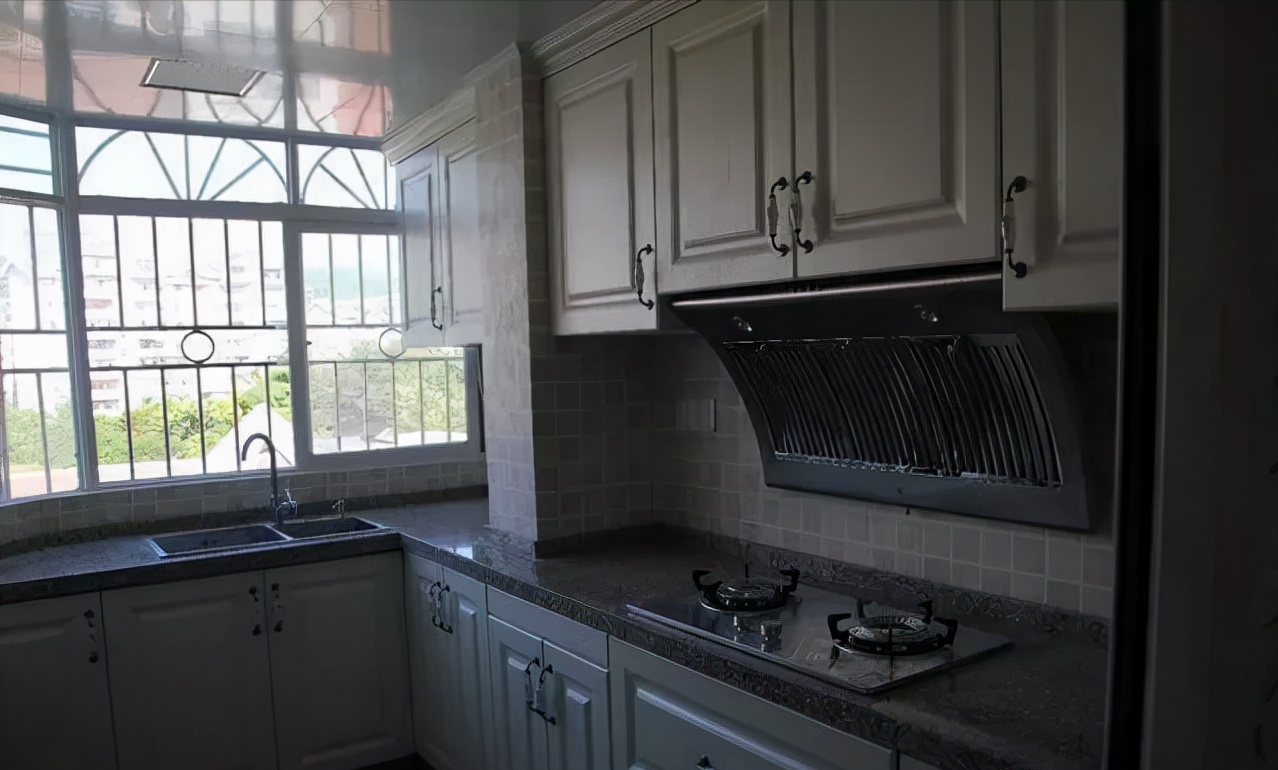 新房装修坚持不吊顶，满屋柜子带工带料花8万，大家看是否值得？